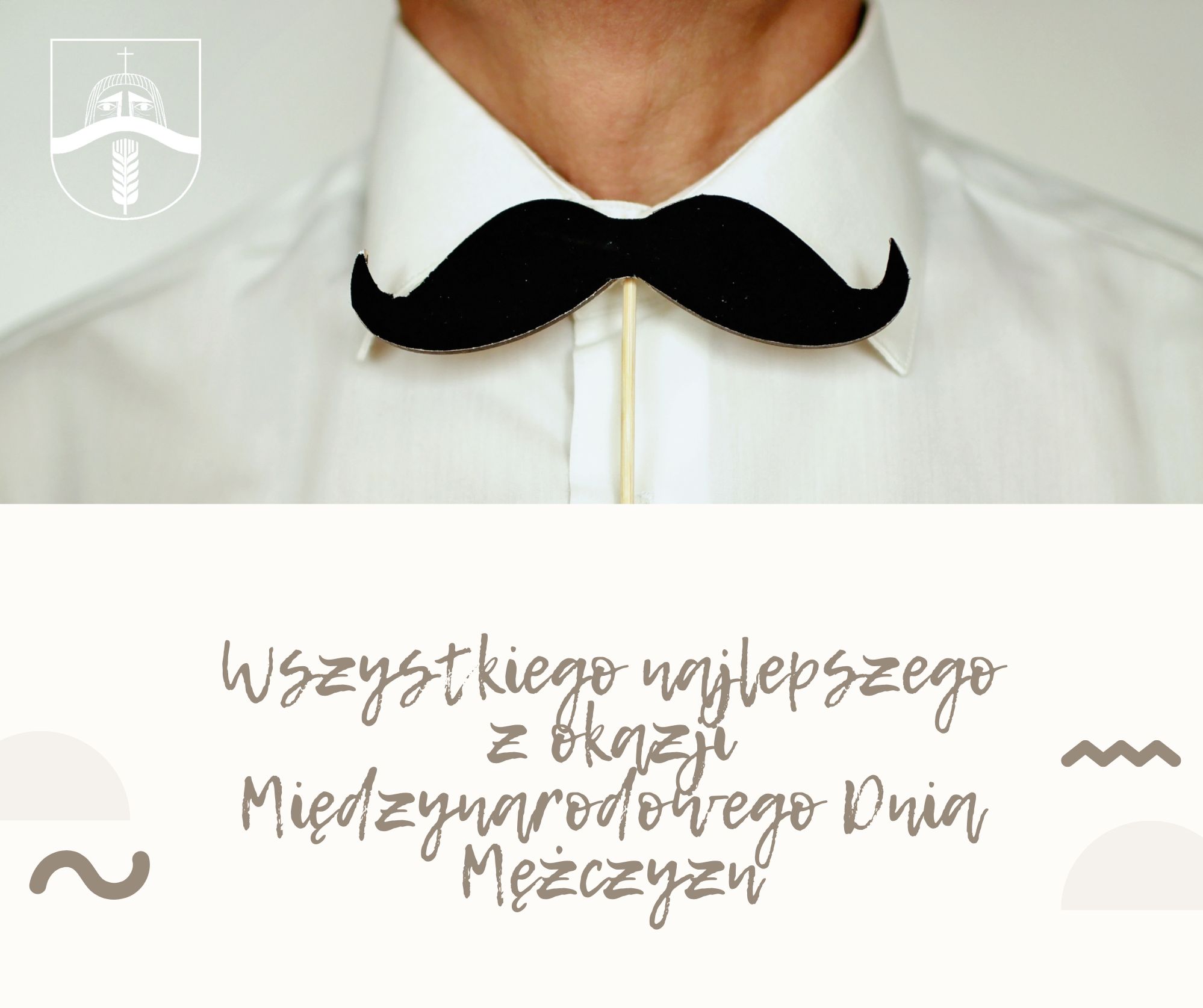 Zdjęcie muszki pod kołnierzykiem koszuli w&nbsp;kształcie wąs&oacute;w. 